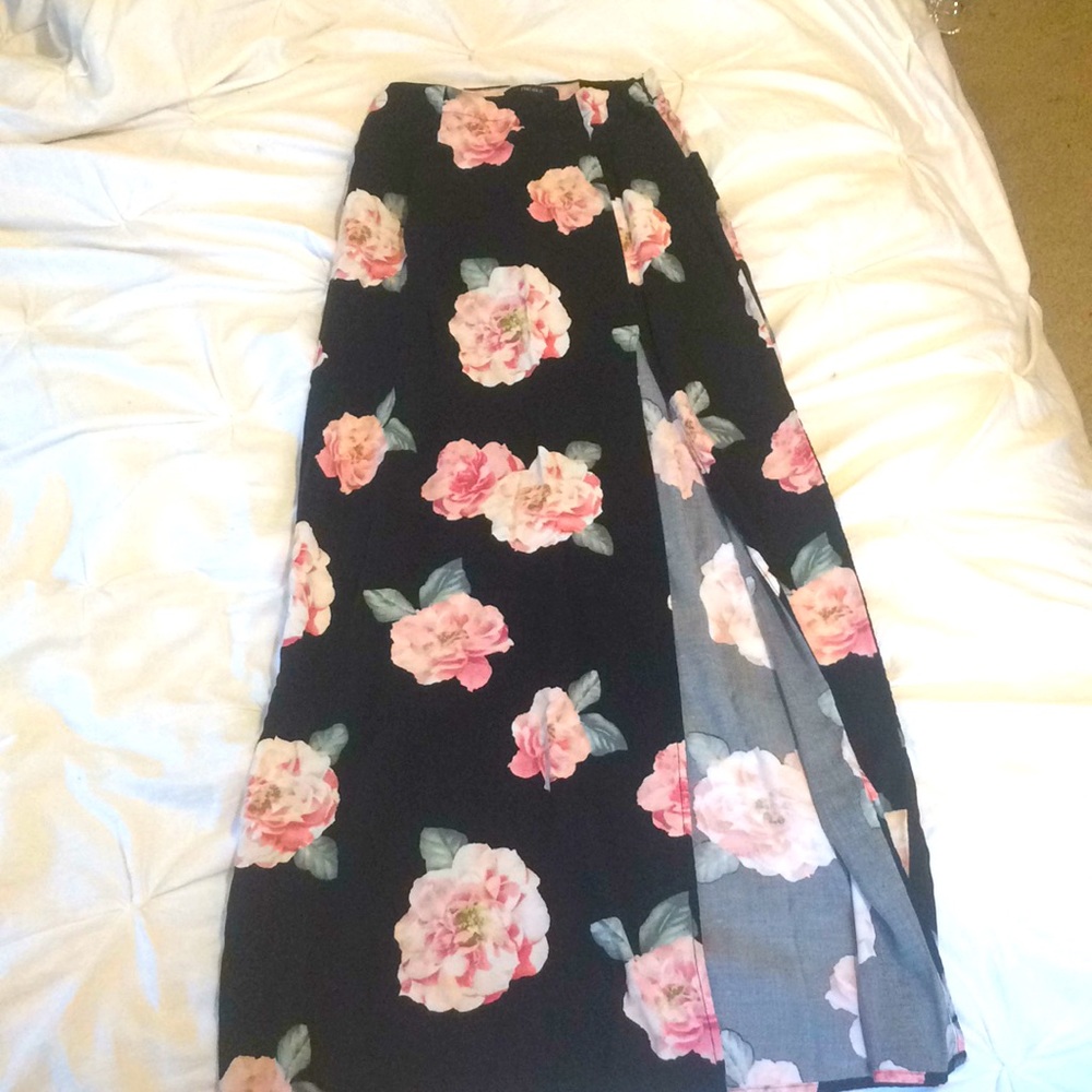 Maxi skirt with slit